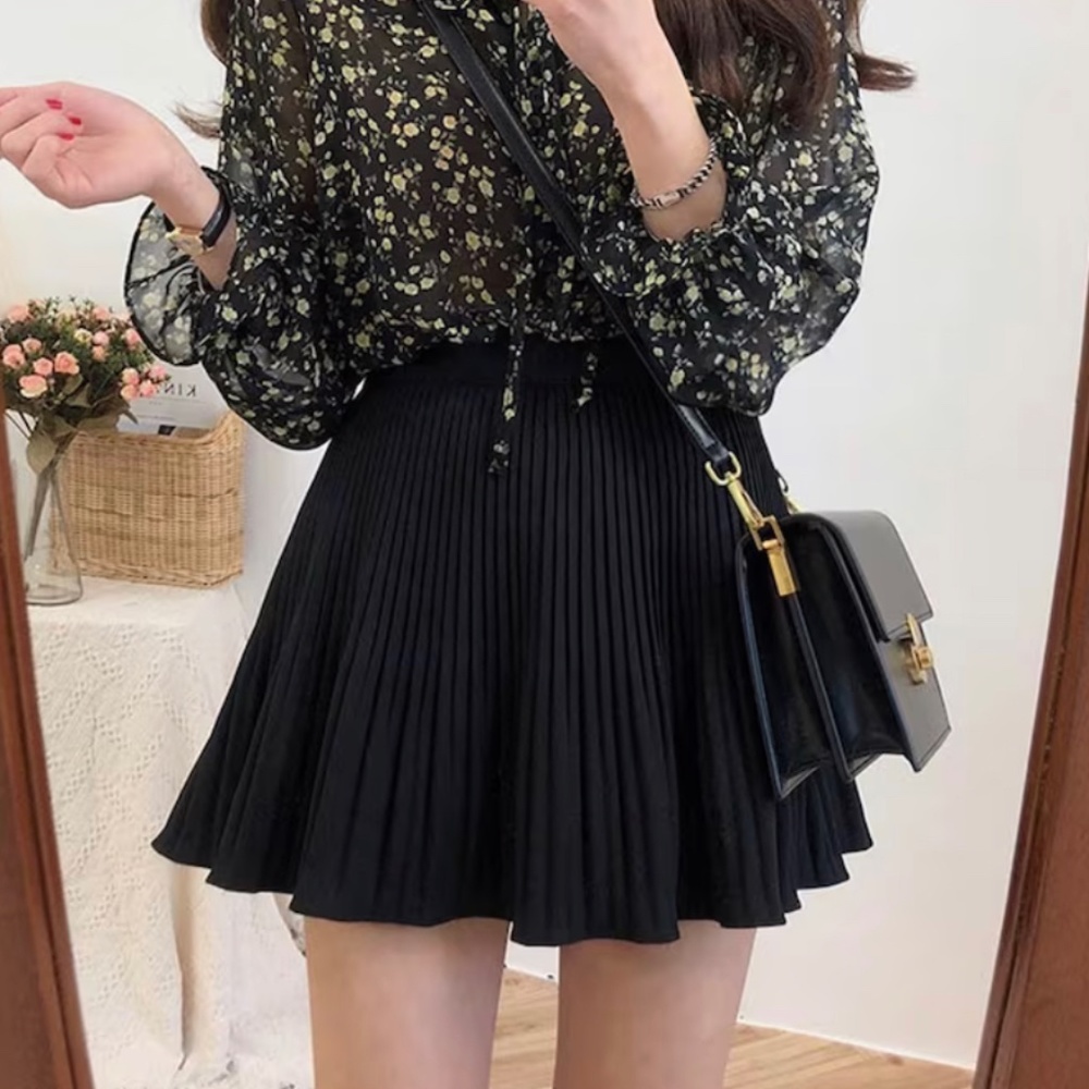 Cute Black Pleated Skirt - M